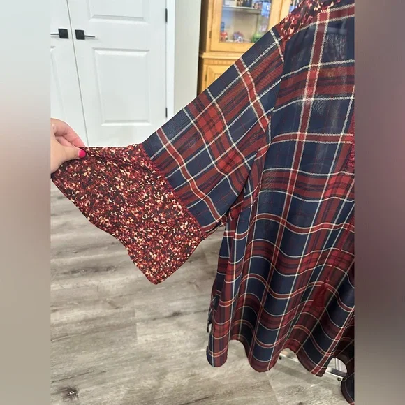 Catherine’s Women’s plus-size Navy Blue & Red Floral Bell-sleeve Blouse❤️❤️4X - Picture 5 of 7